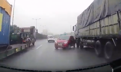 Clip TNGT: Thêm một vụ tai nạn liên quan điểm mù xe tải